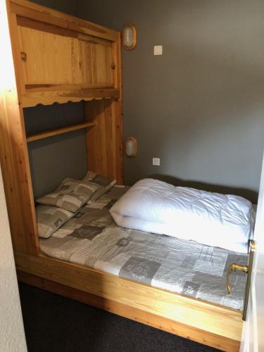 une chambre avec un lit superposé avec des draps blancs dans l'établissement PEGASE 71, à Les Florins