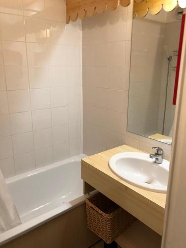 une salle de bain avec un lavabo et une baignoire dans l'établissement PEGASE 71, à Les Florins