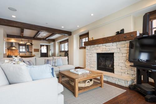 パークシティにあるSilver Star #404 - 3 Bed Condo w spaのソファと暖炉のあるリビングルーム