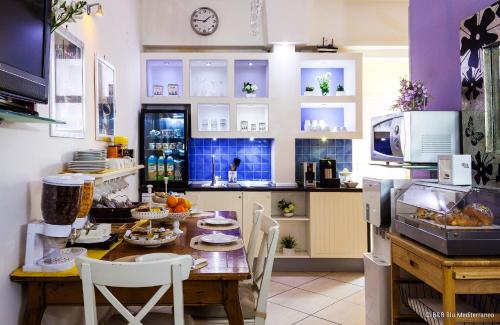 Cuisine ou kitchenette dans l'établissement Blu Mediterraneo B&B