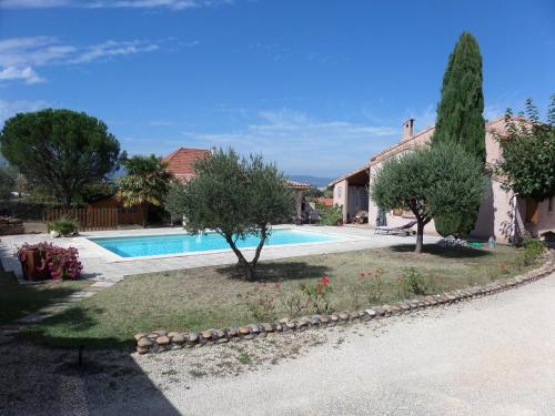 une villa avec piscine devant une maison dans l'établissement HAVRE DE PAIX à SALAISE SUR SANNE (38), à Salaise-sur-Sanne