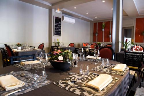 Logis Hôtel Restaurant Azaléesにあるレストランまたは飲食店
