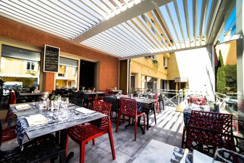 Logis Hôtel Restaurant Azaléesにあるレストランまたは飲食店
