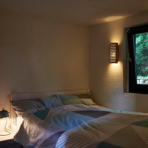 a bedroom with two beds and a window at Biggi‘s Garten-Finca in Flonheim