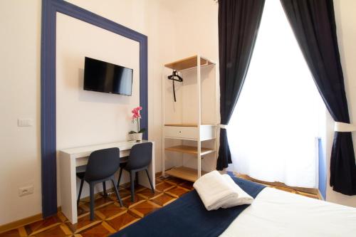 una camera con letto, scrivania e specchio di Maison Amelie a Trieste