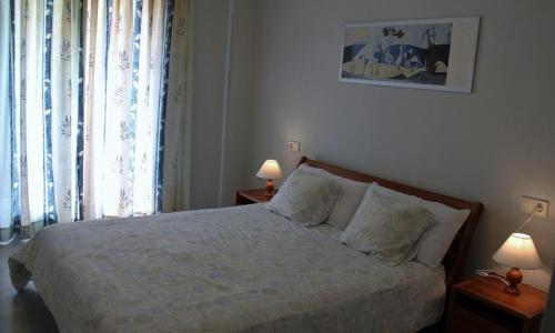 ein Schlafzimmer mit einem Bett mit zwei Lampen an Tischen in der Unterkunft Apartamento Costa Nagüeles in Marbella