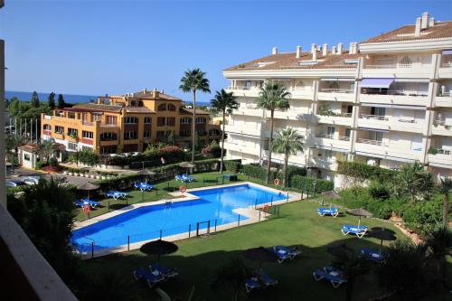 Blick auf den Pool vor einem Gebäude in der Unterkunft Apartamento Costa Nagüeles in Marbella