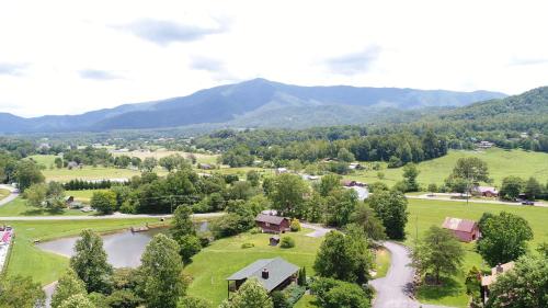 een luchtzicht op een dorp met een rivier en bergen bij Hunter Jack's Cabin in Sevierville