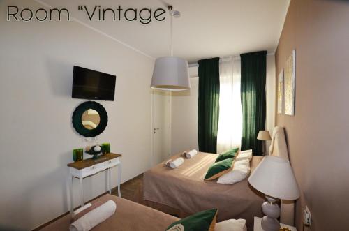 ボローニャにあるRoom & Breakfast Nettuno 29のベッド2台と窓が備わる小さな客室です。