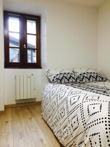 une chambre avec un lit et une fenêtre dans l'établissement The Bancycar, à Annecy
