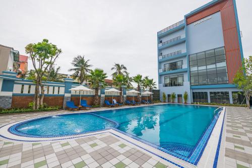 a swimming pool in front of a building at Kampong Thom Royal Hotel in Kompong Thom