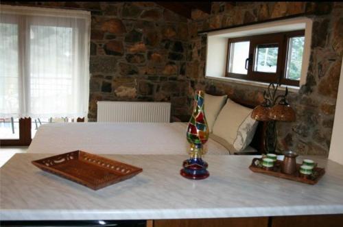 een tafel met een vaas en een dienblad erop bij Nakaraki in Stení Dhírfios