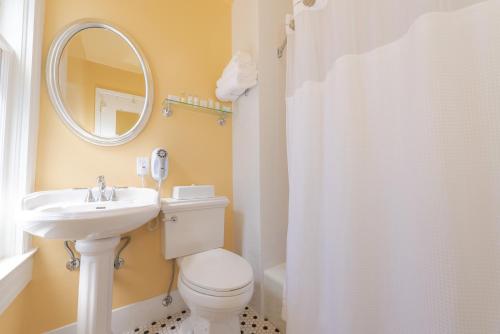 A bathroom at Stanyan Park Hotel