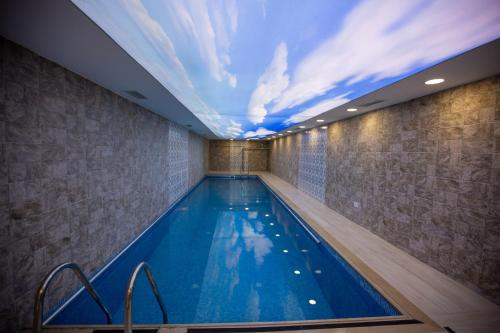 una piscina con techo alto en una habitación en ÇAYKARA PARK HOTEL en Çaykara