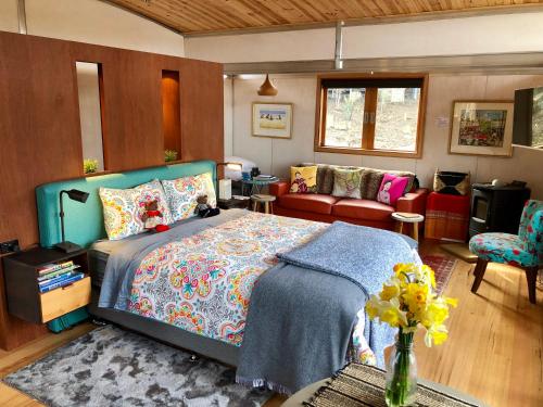 sypialnia z łóżkiem i kanapą w obiekcie Free Spirit Pods w mieście Barnes Bay