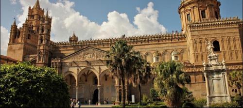 um grande edifício com uma estátua em frente em Dietro la Cattedrale em Palermo