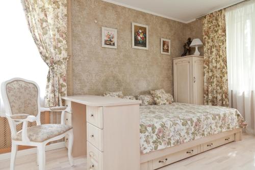 モスクワにあるApartLux Savelovskaya Presidentのベッドルーム1室(ベッド1台、デスク、椅子付)
