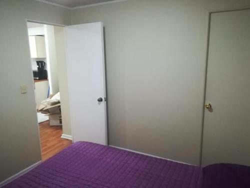 1 dormitorio con 1 cama de color púrpura y 2 armarios en Depto Metro Irarrazaval con o sin Parking, en Santiago