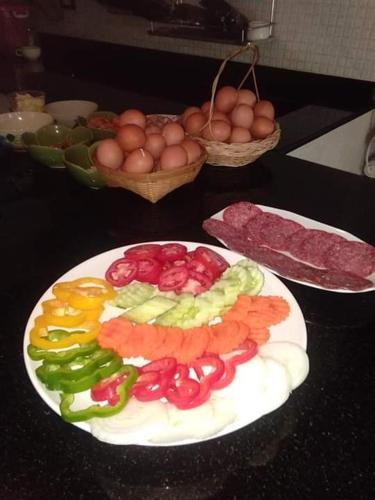 une assiette de fruits et légumes sur un comptoir dans l'établissement Baan Chai Thung Resort, à Doi Saket