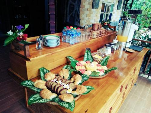 ein Tisch mit etwas Brot und Tellern mit Essen darauf in der Unterkunft Khao Sok Nature Resort in Khao Sok