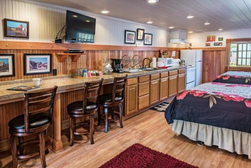 Dapur atau dapur kecil di Whistling Winds Motel