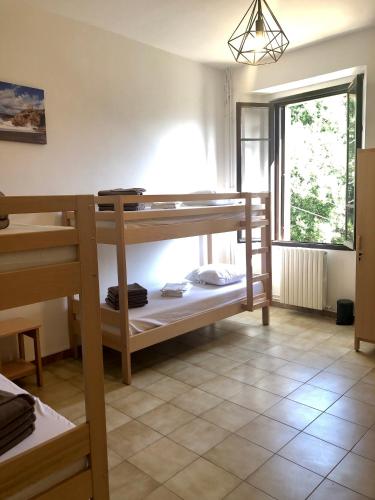 une chambre avec deux lits superposés et une fenêtre dans l'établissement U Castellu, à Vero