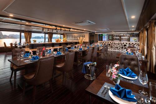 En restaurant eller et andet spisested på La Pandora Cruises