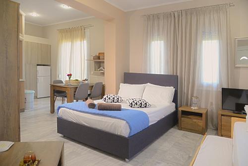 Ένα ή περισσότερα κρεβάτια σε δωμάτιο στο Mastiha Villas in Town
