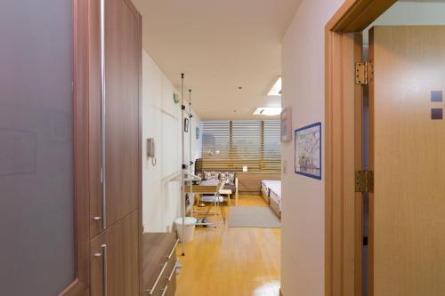 Virtuvė arba virtuvėlė apgyvendinimo įstaigoje Sam Stay Hongdae