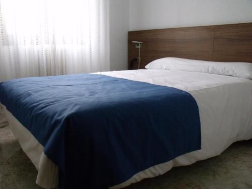 Un pat sau paturi într-o cameră la Pensión Arroniz