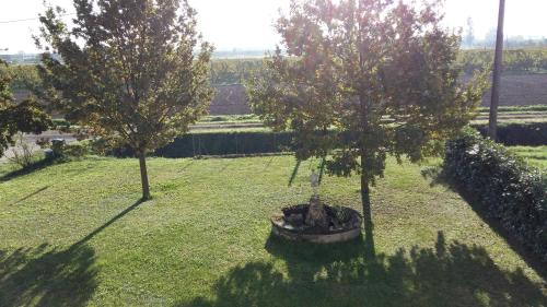 Un jardín fuera de B&B Le Ripe