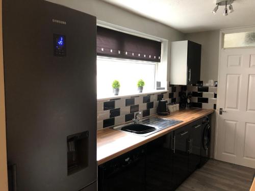 eine Küche mit Theke und Spüle und einem Fenster in der Unterkunft 34 Brunton Street Serviced Accommodation in Darlington