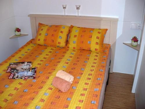 ドゥナ・ヴェルデにあるVictoria Mobilehome in Centro Vacanze San Francescoの本と雑誌が書かれたベッド