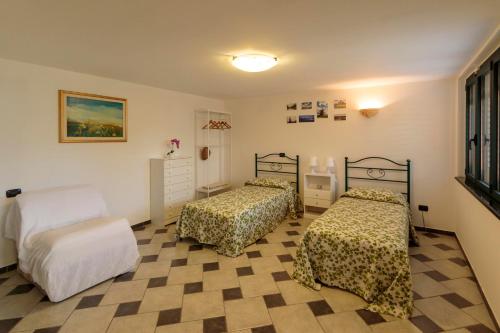 um quarto com 2 camas e um piso em xadrez em Affittacamere Chez nouse em Massarosa