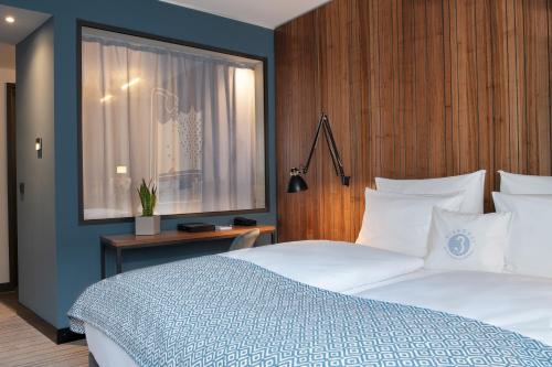 Ein Bett oder Betten in einem Zimmer der Unterkunft PIERDREI Hotel HafenCity Hamburg