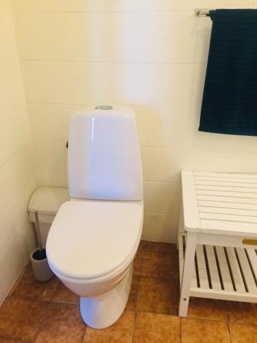 a white toilet in a bathroom with a blue towel at La Casita de Milen in Ullerslev