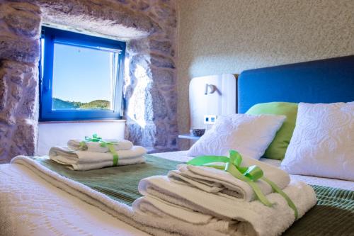 מיטה או מיטות בחדר ב-Casa Costiña