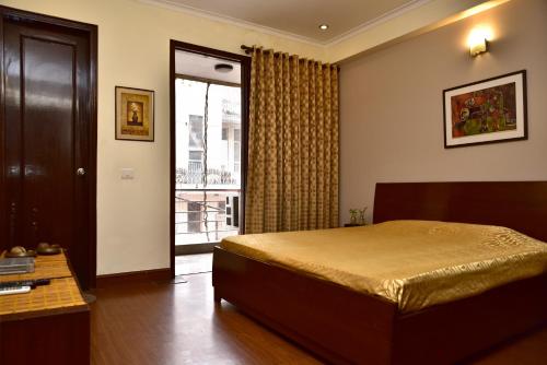 En eller flere senge i et værelse på 2BHK Comfortable Furnished Serviced Apartments in Hauz Khas - Woodpecker Apartments