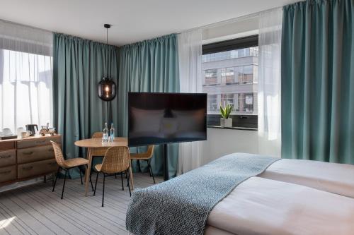 Postel nebo postele na pokoji v ubytování PIERDREI Hotel HafenCity Hamburg