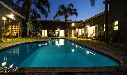 basen przed domem w nocy w obiekcie iGwalagwala Guest House w mieście St Lucia
