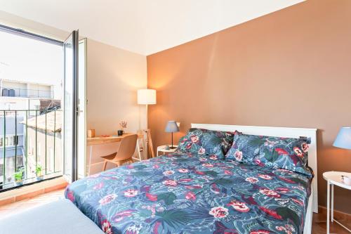 - une chambre avec un lit et un balcon dans l'établissement Catania City Center Apartment, à Catane