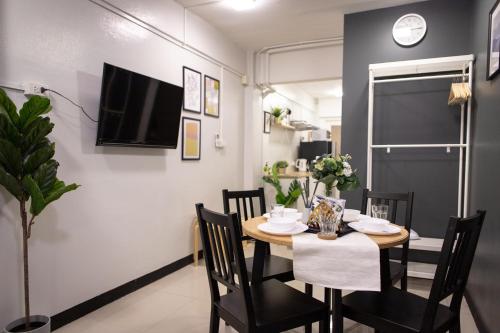 a dining room with a table and chairs at T1 Large Studio Full kitchen 100m. to BTS in Bangkok
