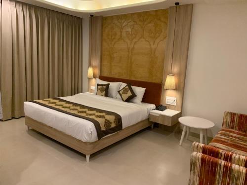 Postel nebo postele na pokoji v ubytování Hotel Ratangarh Palace