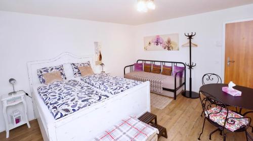 Una cama o camas en una habitación de Cave Du Treyblanc