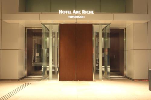 a lobby with three revolving doors in a building at Hotel Arc Riche Toyohashi in Toyohashi