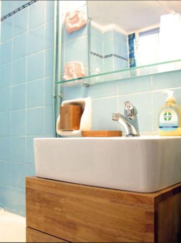 Central & Cosy boutique Apt - 3 min from Metro
