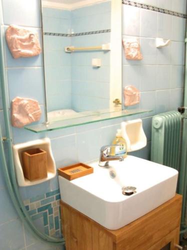 Central & Cosy boutique Apt - 3 min from Metro