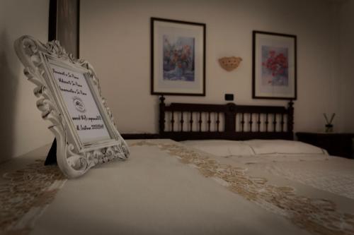 a bed with a sign sitting on top of it at Su Pranu in Onifai