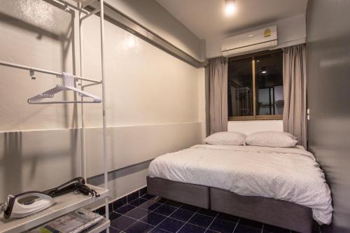 a small bedroom with a bed and a window at T2 2 Bedrooms 6 guests Full kitchen 1 min to BTS in Bangkok