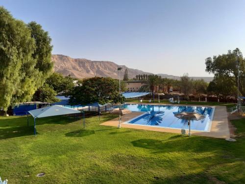 Naẖal Ya‘alonKibbutz Ketura Guest House的公园游泳池的顶部景色